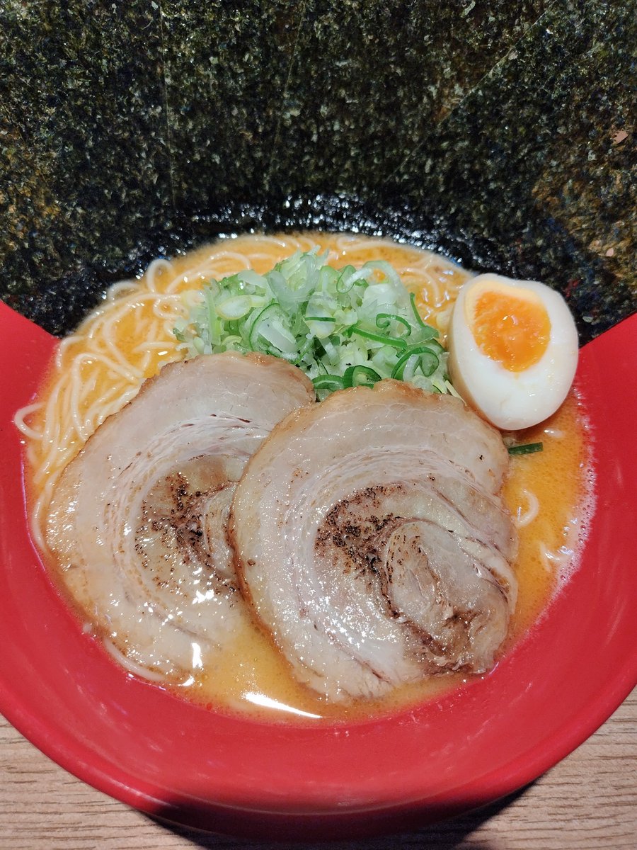 落ち着くお店😇
＃横浜家系ラーメン真面目 さんへ

☆えび豚骨らーめん（塩）＋海苔

クーポン発動で、海苔城塞が築かれた🤯❗
歯切れバッチバチの細麺は食感が命なので、
着丼から最速タイムですすり抜くべし😤
豚骨に溶け込んだ海老の旨味は、
味噌よりも塩の方が感じるかも〜🥰

ごちそうさまでした