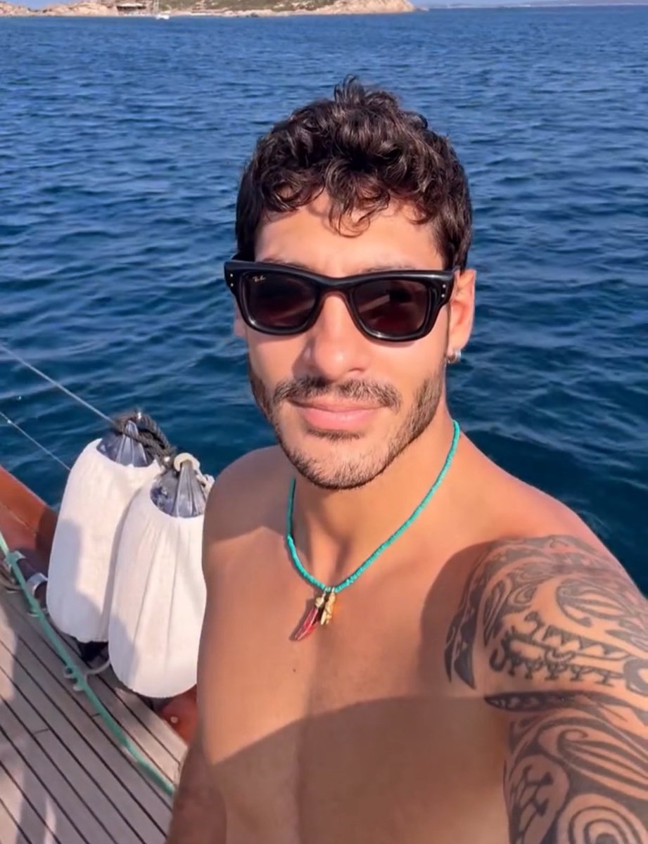 asiaobriien's tweet photo. non capite quanto sia importante x me vederlo con i ricci. javier ti giuro che se ti fai la pelata di nuovo faccio partire un unfollowo di massa. https://t.co/vqqhX3HRHa