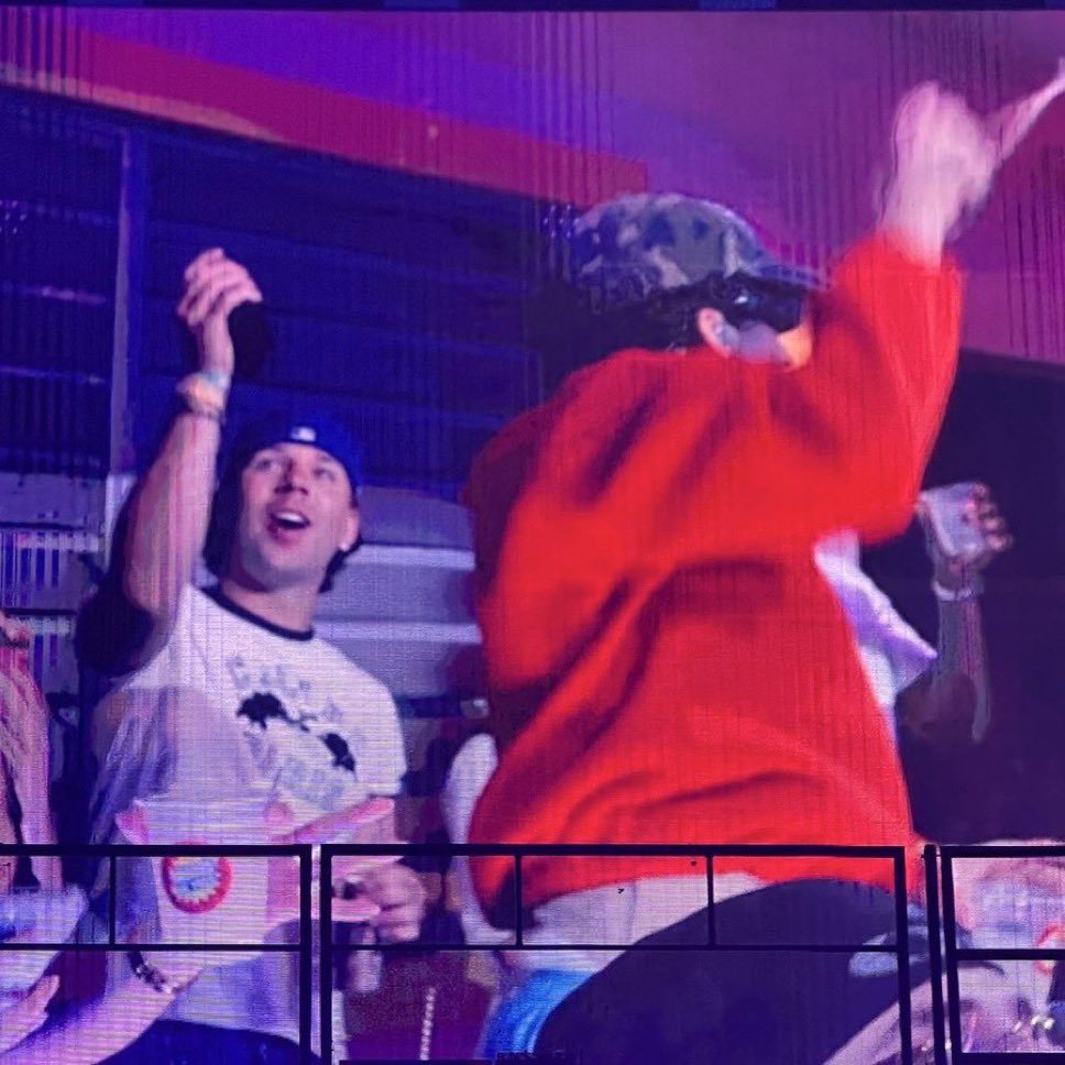 dqequevedo's tweet photo. Quevedo fue visto en el concierto de Bad Bunny https://t.co/IZ4BSh0mmM