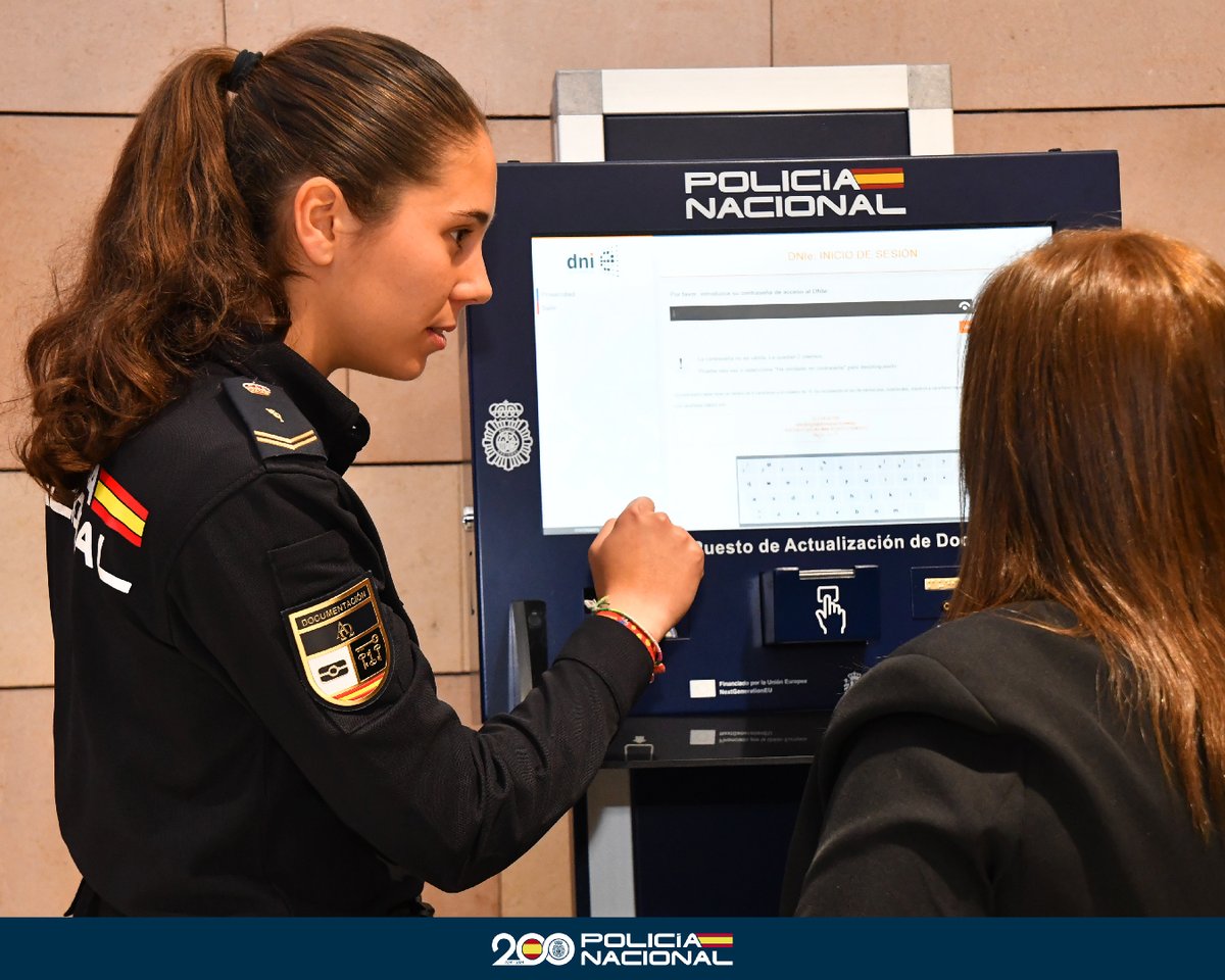 policia's tweet image. Los #certificados digitales del #DNI 🪪son una herramienta segura para realizar trámites online de forma rápida y fiable 

¿Tienes los tuyos actualizados? 

➡Puedes hacerlo en los Puntos de Actualización (PAD) de las Oficinas de Expedición del #DNIe 

#DNI 📲 
#Seguridad