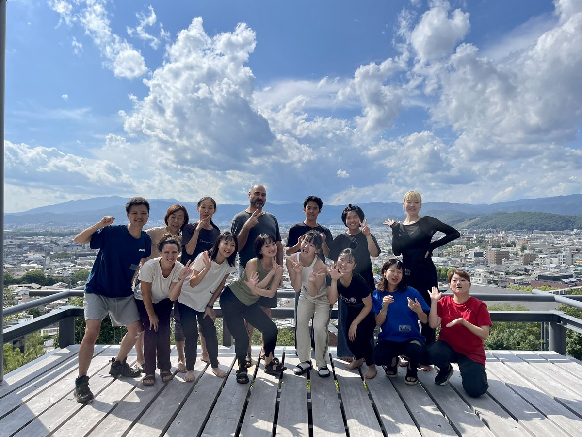 Kyoto_IDF's tweet photo. ✨💐 group photo 🎉✨
A-1 ニア・デ・ヴォルフ｜Nir de Volff
【BBM-Breathing Bodies Movement】
BBMの豊かな呼吸によって生み出されるハッピーな動きが、キラキラした楽心荘からの景色とぴったりだったクラス。「無理をしていないときに美しさは現れる」という言葉が印象的でした。 https://t.co/F6TxFt5OGB