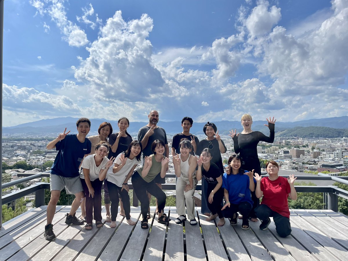 Kyoto_IDF's tweet photo. ✨💐 group photo 🎉✨
A-1 ニア・デ・ヴォルフ｜Nir de Volff
【BBM-Breathing Bodies Movement】
BBMの豊かな呼吸によって生み出されるハッピーな動きが、キラキラした楽心荘からの景色とぴったりだったクラス。「無理をしていないときに美しさは現れる」という言葉が印象的でした。 https://t.co/F6TxFt5OGB