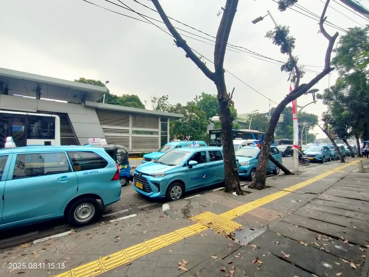 barahend's tweet image. Tolong dengan tegas  @dishubjakarta didepan halte Transjakarta jatinegara taksi biru ini tolong ditertibkan, sudah memakan badan jalan sampai jalanan macet.