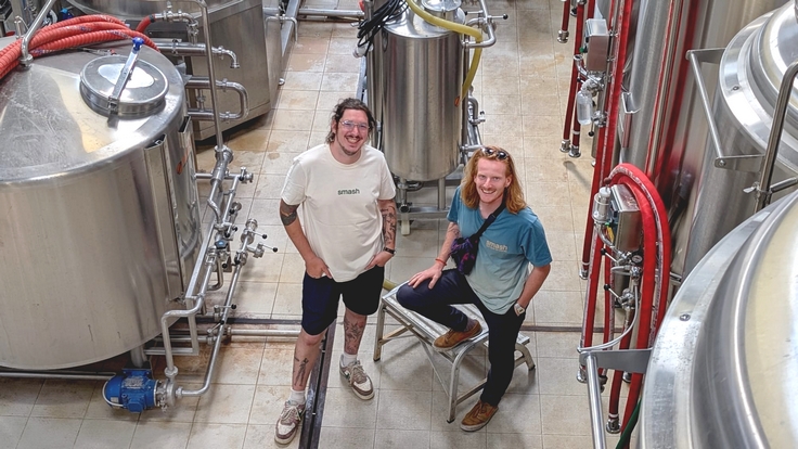 Smash, la jeune brasserie bretonne qui voit grand

Ouverte fin 2023, la brasserie rennaise s’est intégrée au cœur du réseau de bars de son créateur et entend s’imposer dans le paysage brassicole breton, entre collaborations et projets ambitieux.

biere-actu.fr/smash-la-jeune…