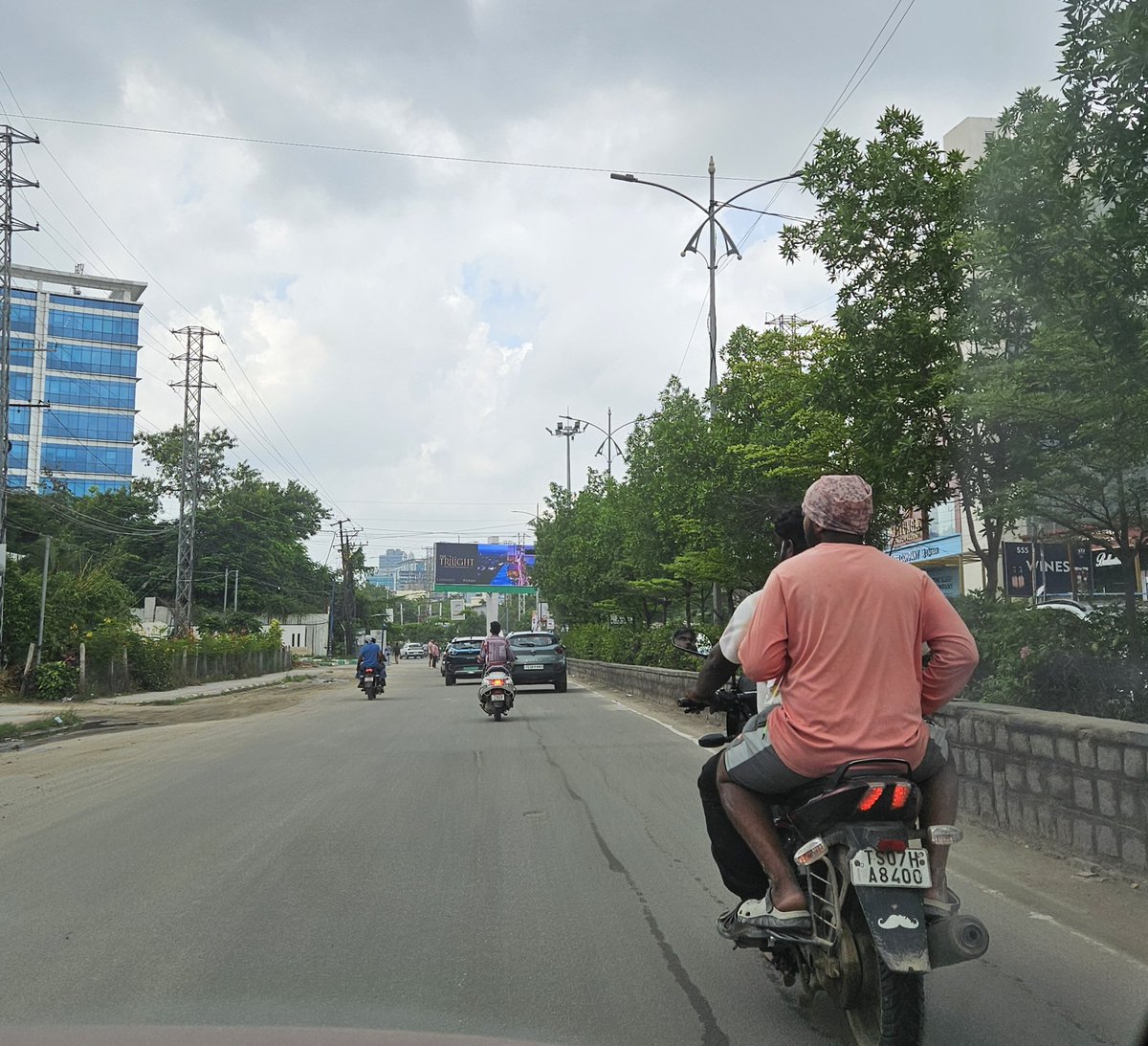 rakeshsivva's tweet photo. @CYBTRAFFIC @HYDTP no helmet
Time 1.25 PM
QCity, Nankramguda https://t.co/H8sZHIuw6w