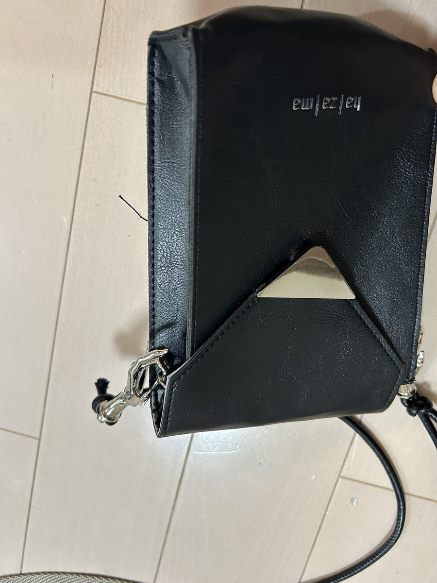 ken17317399's tweet photo. ハザマ（Mook）をお迎えできました！
この縫製はしかたない部分なのかな。
ストラップ部分は圧巻の仕上がりでした。
#hazama https://t.co/LstvdOaNKU