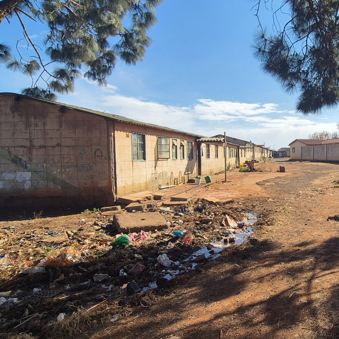 Democratic Alliance Gauteng Legislature (@da_gpl) on Twitter photo 🏚 Khutsong hostel: R161m spent, but residents still live in squalor — no water, raw sewage, broken windows, dangerous illegal connections.
The DA demands answers, dignity & real housing.
#DAatWork #KhutsongHostel <a href="/MervynCirota/">Mervyn Cirota</a>
Read more: open.substack.com/pub/dagpl/p/kh… 🏚 Khutsong hostel: R161m spent, but residents still live in squalor — no water, raw sewage, broken windows, dangerous illegal connections.
The DA demands answers, dignity & real housing.
#DAatWork #KhutsongHostel <a href="/MervynCirota/">Mervyn Cirota</a>
Read more: open.substack.com/pub/dagpl/p/kh…