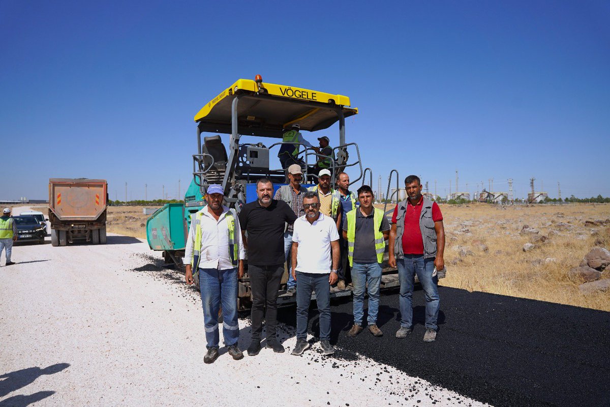 DiyarOSB's tweet photo. Diyarbakır OSB’de Yol Çalışmaları Tüm Hızıyla Sürüyor 🚧

OSB’mizin 3. etabını 4. etaba bağlayan ve 4. etabını 5. etaba bağlayacak olan yaklaşık 3 kilometrelik yol için asfalt çalışmaları devam ediyor.

Organize Sanayi Bölgesi Yönetim Kurulu Başkanımız Mustafa Fidan ve teknik ekibimiz, sahada incelemelerde bulunarak çalışmaların son durumunu yerinde değerlendirdi.

Üretim ve ulaşım altyapımızı güçlendirmeye devam ediyoruz. 

#DiyarbakırOSB #YolÇalışması #Altyapı #Sanayi #Üretim