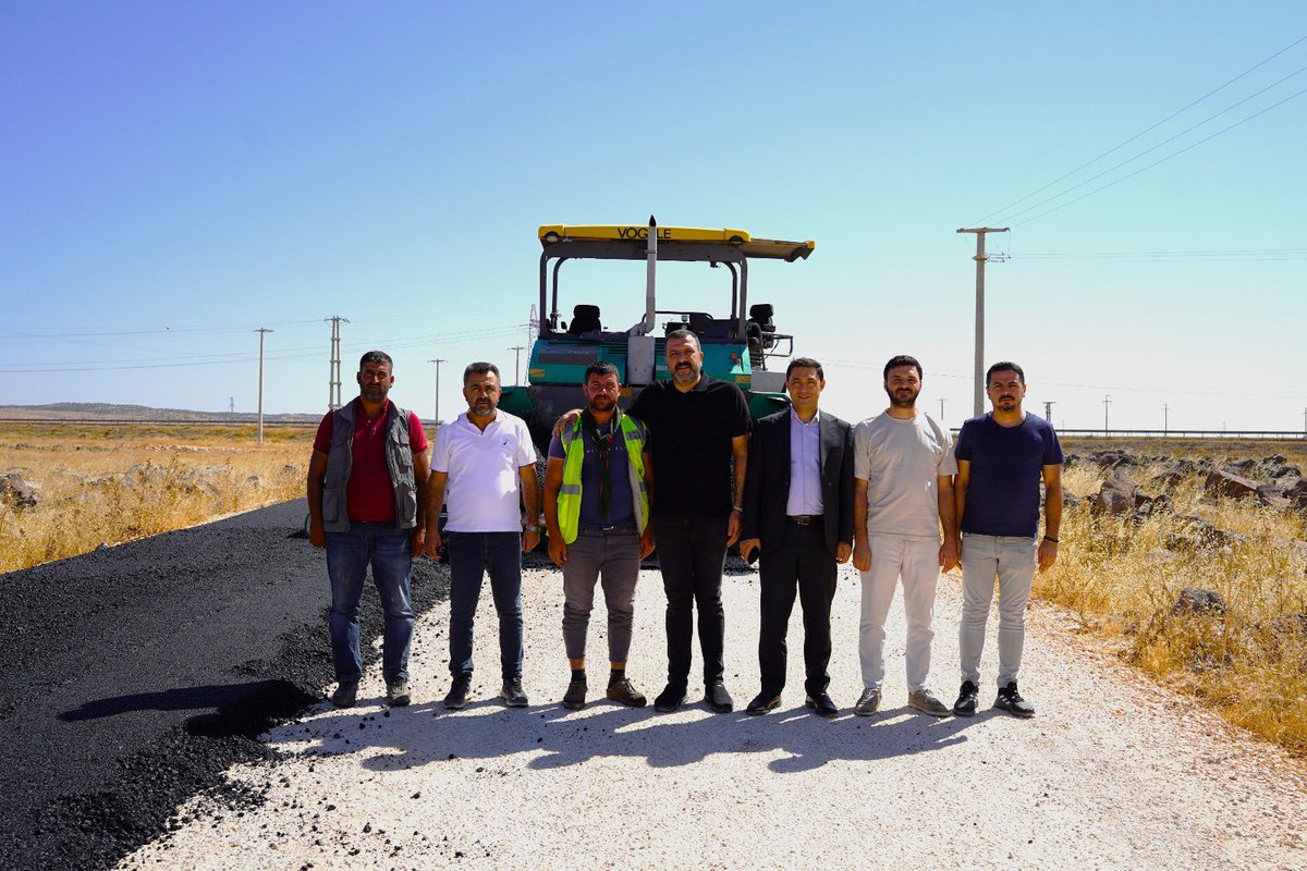 DiyarOSB's tweet photo. Diyarbakır OSB’de Yol Çalışmaları Tüm Hızıyla Sürüyor 🚧

OSB’mizin 3. etabını 4. etaba bağlayan ve 4. etabını 5. etaba bağlayacak olan yaklaşık 3 kilometrelik yol için asfalt çalışmaları devam ediyor.

Organize Sanayi Bölgesi Yönetim Kurulu Başkanımız Mustafa Fidan ve teknik ekibimiz, sahada incelemelerde bulunarak çalışmaların son durumunu yerinde değerlendirdi.

Üretim ve ulaşım altyapımızı güçlendirmeye devam ediyoruz. 

#DiyarbakırOSB #YolÇalışması #Altyapı #Sanayi #Üretim