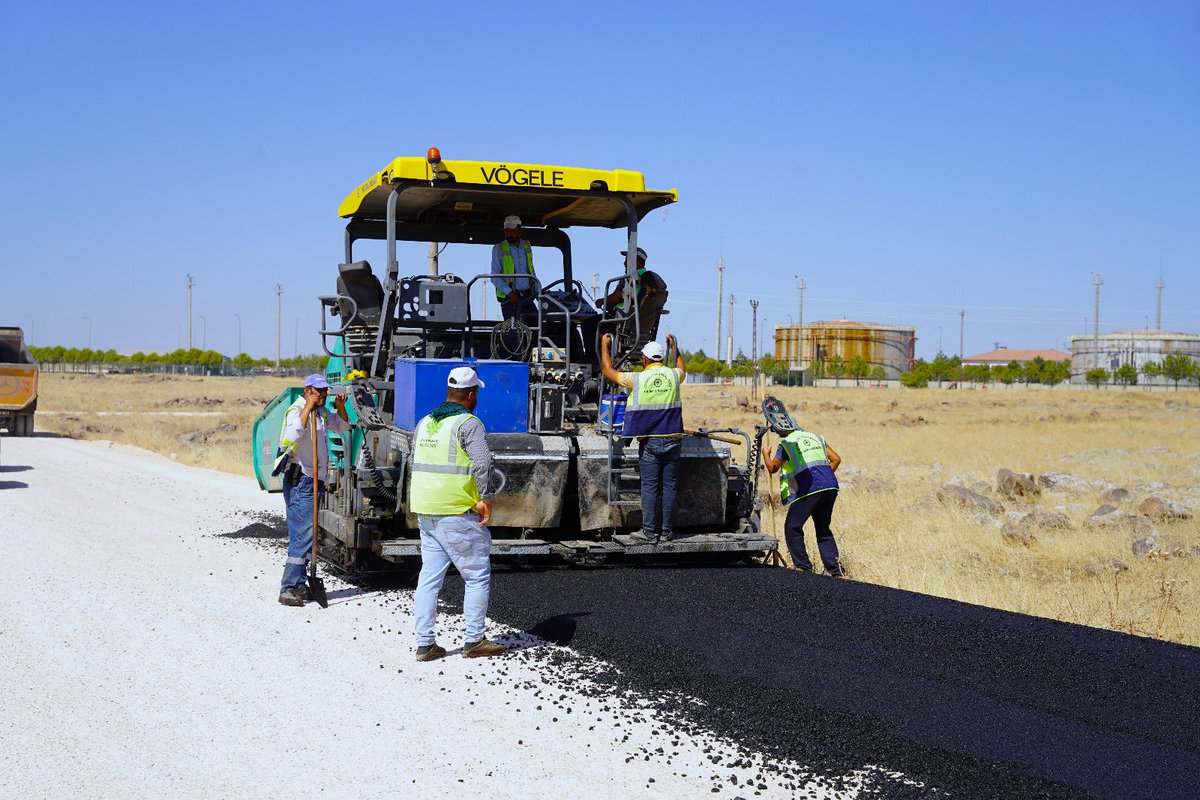 DiyarOSB's tweet photo. Diyarbakır OSB’de Yol Çalışmaları Tüm Hızıyla Sürüyor 🚧

OSB’mizin 3. etabını 4. etaba bağlayan ve 4. etabını 5. etaba bağlayacak olan yaklaşık 3 kilometrelik yol için asfalt çalışmaları devam ediyor.

Organize Sanayi Bölgesi Yönetim Kurulu Başkanımız Mustafa Fidan ve teknik ekibimiz, sahada incelemelerde bulunarak çalışmaların son durumunu yerinde değerlendirdi.

Üretim ve ulaşım altyapımızı güçlendirmeye devam ediyoruz. 

#DiyarbakırOSB #YolÇalışması #Altyapı #Sanayi #Üretim