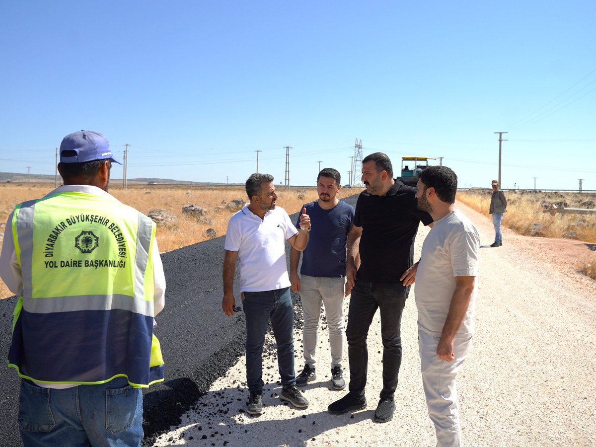 DiyarOSB's tweet photo. Diyarbakır OSB’de Yol Çalışmaları Tüm Hızıyla Sürüyor 🚧

OSB’mizin 3. etabını 4. etaba bağlayan ve 4. etabını 5. etaba bağlayacak olan yaklaşık 3 kilometrelik yol için asfalt çalışmaları devam ediyor.

Organize Sanayi Bölgesi Yönetim Kurulu Başkanımız Mustafa Fidan ve teknik ekibimiz, sahada incelemelerde bulunarak çalışmaların son durumunu yerinde değerlendirdi.

Üretim ve ulaşım altyapımızı güçlendirmeye devam ediyoruz. 

#DiyarbakırOSB #YolÇalışması #Altyapı #Sanayi #Üretim