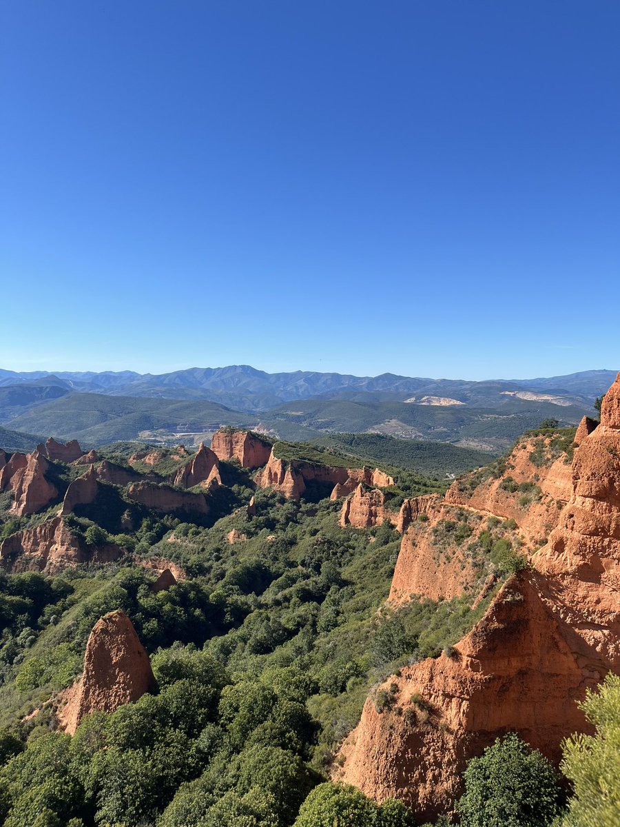 Maaiaa_03's tweet photo. Lo que se veía desde el mirador de Orellán en Las Médulas hace unos meses y lo que nos ha quedado ahora. Somos bercianos, volveremos a resurgir de nuestras cenizas pero hoy duele, duele mucho🤍💙❤️ https://t.co/ogWdZZ7uqT