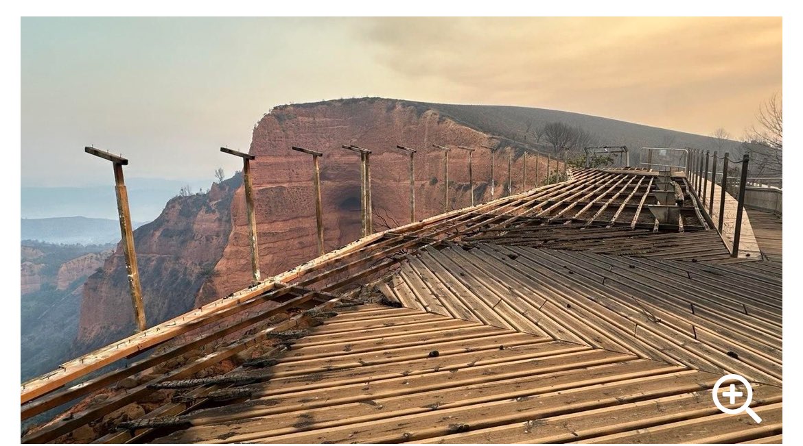 Lo que se veía desde el mirador de Orellán en Las Médulas hace unos meses y lo que nos ha quedado ahora. Somos bercianos, volveremos a resurgir de nuestras cenizas pero hoy duele, duele mucho🤍💙❤️