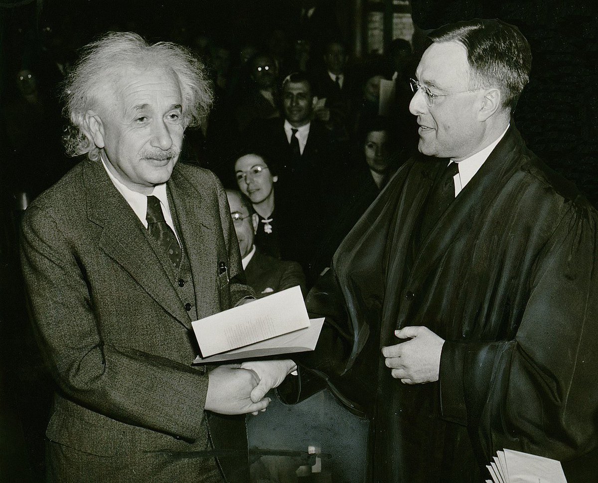 #MondayMotivation: Diese Woche: mehr fragen, mehr entdecken, weiter vorwärts! 💡
Geboren in Ulm, prägte Albert Einstein schon in Deutschland die Wissenschaft mit bahnbrechenden Ideen. 

Später setzte er seine Forschung in den USA fort, wo er nicht nur die Relativitätstheorie