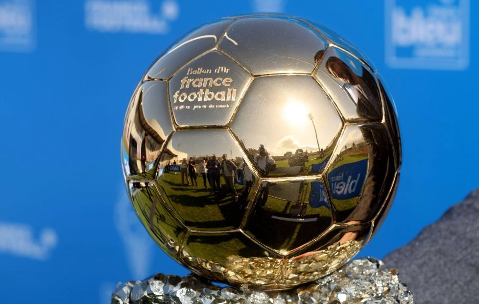 nikop17's tweet photo. Je l’ai déjà dit mais je vais le redire : ce Ballon d’Or est définitivement une grosse merde marketing sans intérêt. Un vote pollué par le clubisme, le joueurisme et les lobbyings. Des résultats souvent grotesques avec un chauvinisme complètement con. Une prime à la stat’ qui fait oublier l’essence même du football. Et des polémiques bidons alimentées par un journal partenaire de l’évènement qui ne pense qu’à faire du buzz pour vendre du papier.

Bref, j’espère que les supporters du PSG ne vont pas rentrer dans ce sac de nœuds et ne pas participer à des débats stériles. Dembélé, Hakimi, Vitinha ou qui vous voulez, on s’en tape. Le vrai trophée a été décerné le 31 mai et c’est le PSG qui l’a brandi. Tous les joueurs étaient sur la photo du podium et c’est la seule image qui doit rester de cette saison historique. Un groupe soudé autour d’un entraîneur qui a érigé le collectif au-dessus de tout le reste. Tout l’inverse de ce Ballon d’Or sans intérêt
 
#PSG #Dembélé #Hakimi #BallonDor #BallonDor2025