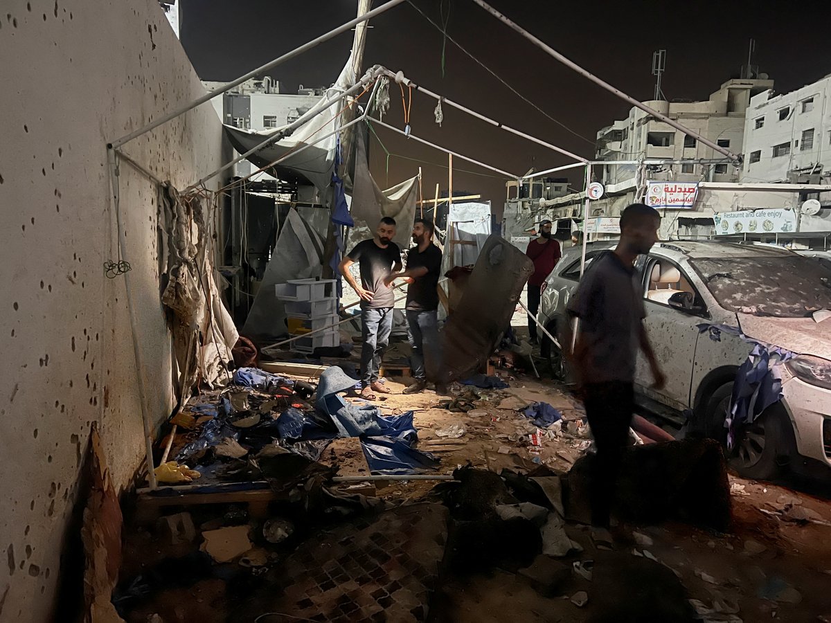 A prominent Al Jazeera journalist who had previously been threatened by Israel was killed along with four colleagues in an Israeli airstrike, in an attack condemned by journalists and rights groups reut.rs/3JcCqiJ 1/6