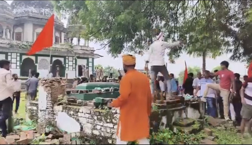 फतेहपुर में  200 साल पुराने मकबरे को हिंदुत्ववादी गुंडों ने तोड़ दिया।
सबके चेहरे साफ दिख रहे हैं?  क्या इनके घर पर बुलडोजर चलेगा।