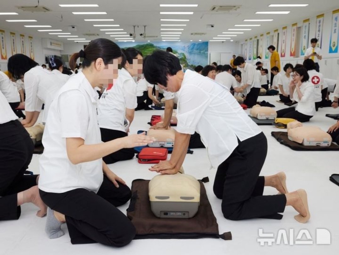 lovetree35's tweet image. 🚑💖 한 번의 심장이 멈추는 순간
 한 번의 배움이 생명을 살립니다!
신천지 마태지파, CPR 교육으로 ‘생명 나눔’에 동참했습니다.
👉 vo.la/VtmcRW

#생명나눔 #CPR교육 #신천지예수교회 #마태지파 #인천교회 #희망의손길 #함께사는세상