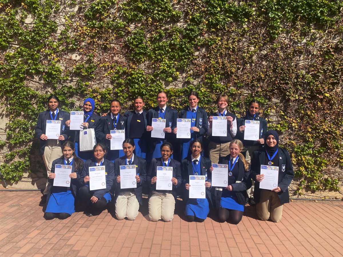REGIONAL SCIENCE EXPO
AND INTERNATIONAL SCIENCE FAIR 2025 
This year, 15 Grade 9 Parktown Girls were selected to exhibit their projects at the Regional Science Expo which took place on 2 August, at WITS. Our learners were awarded 3 bronze, 9 silver and 3 gold medals.
