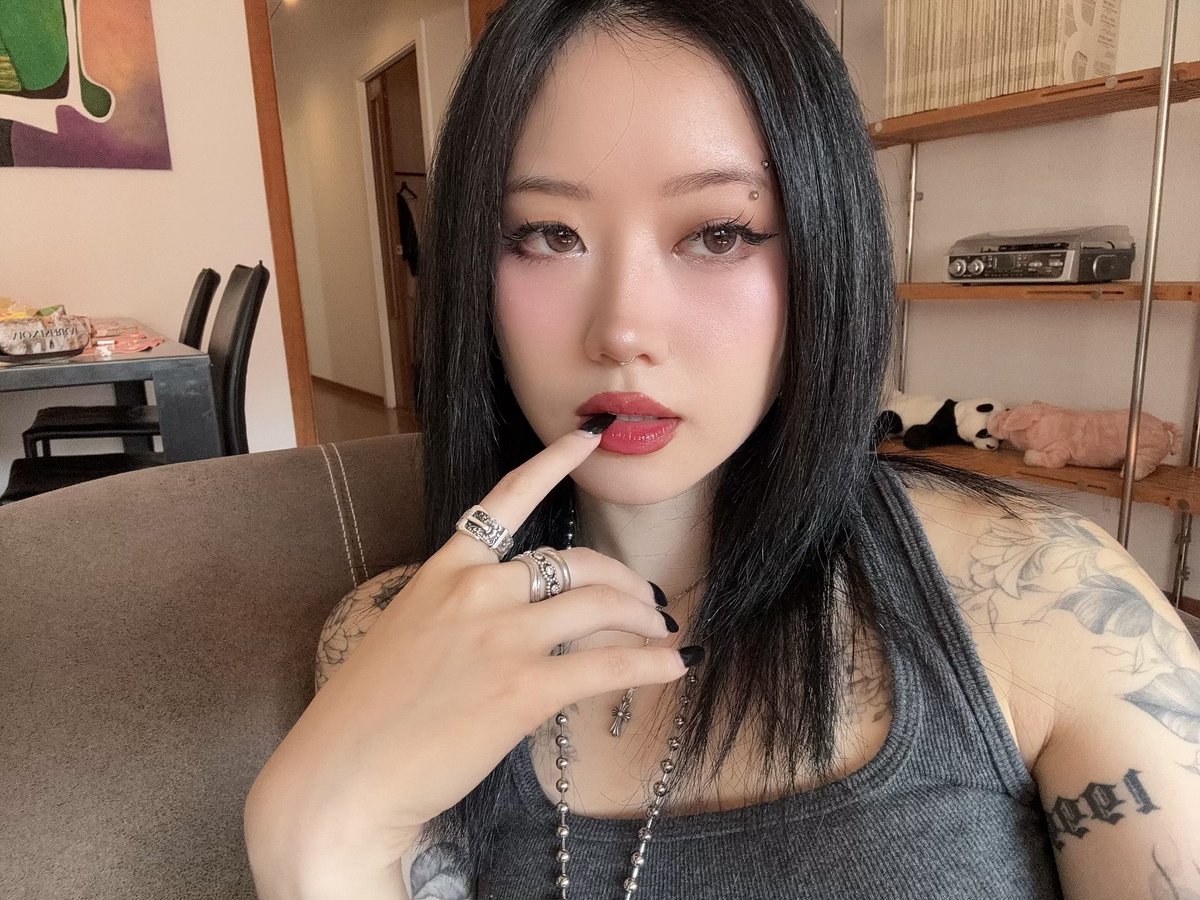kimho_e's tweet photo. long time, i have black hair again now https://t.co/Jk6CzYUEQY