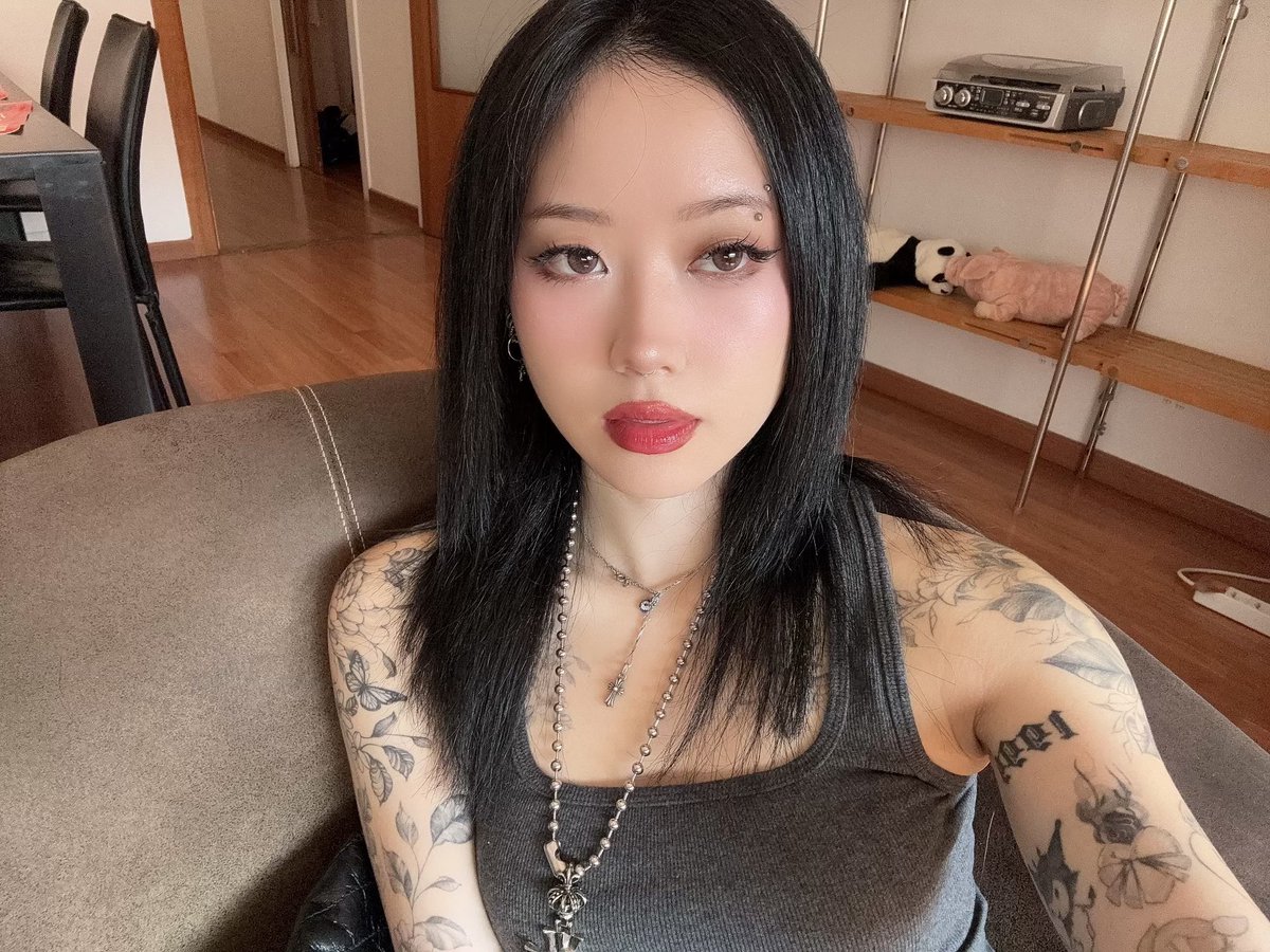 kimho_e's tweet photo. long time, i have black hair again now https://t.co/Jk6CzYUEQY