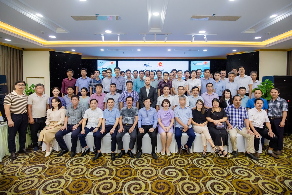 AIPFoundation's tweet image. 🚸Improving school zone safety in Vietnam: National training empowers local authorities to safeguard students on their way to school.
↪️Read more here:aip-foundation.org/improving-scho…
#RethinkMobility #StreetsForLife #CommitToLife