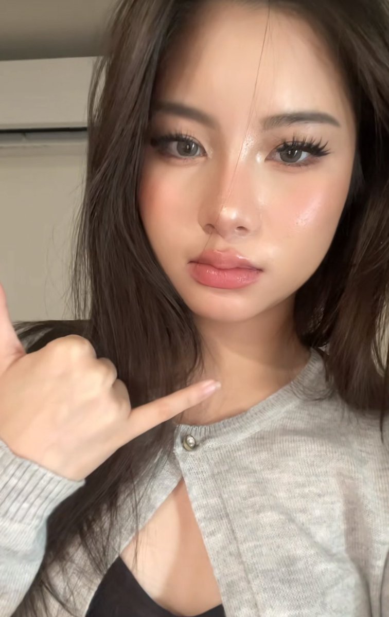 _myhobbyissleep's tweet image. แนะนำเครื่องสำอางแบบพี่คนนี้หน่อยค่ะ เราไม่เคยแต่งหน้า ใช้อะไรไม่ค่อยเป็น อยากลองหัดค่ะ เราผิวขาวเหลือง แพ้แบรนด์ 4u2 กับ dazzle me ค่ะ 🙇🏻‍♀️🙏🏻