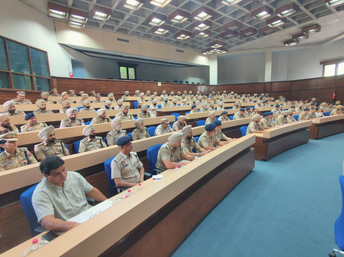 DGPPunjabPolice's tweet photo. Today in #Amritsar, chaired a Law & Order Review & Outreach Session with officers and SHOs of Commissionerate Police Amritsar and @BorderRange, including @AmritsarRPolice, @BatalaPolice, @PP_Gurdaspur & @PathankotPolice.

Reaffirmed our zero-tolerance stance against the drug menace, directing strict, transparent, and uncompromising enforcement of the NDPS Act. Reviewed counter-terror strategies, dismantling of organised crime networks, key law & order concerns, and preparedness for #IndependenceDay2025.

As part of the outreach, engaged directly with officers across all ranks, encouraging open discussion and exchange of valuable field insights to strengthen inter-district coordination and dismantle drug supply chains.

The meeting was attended by the CP Amritsar, DIG Border Range, SSPs, and all GOs & SHOs of the concerned districts.

@PunjabPoliceInd remains committed to safeguarding peace, harmony, and the well-being of our citizens.