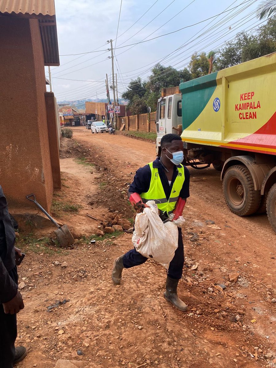 FLF_ngo's tweet image. Continuing our mission to create awareness for a litter-free environment through the #MyNature campaign, this time in Kisasi. We raised awareness about sorting waste plastics, glass, and organic to reduce litter and protect our planet.

 #ActionsForABetterFuture
#MyNature