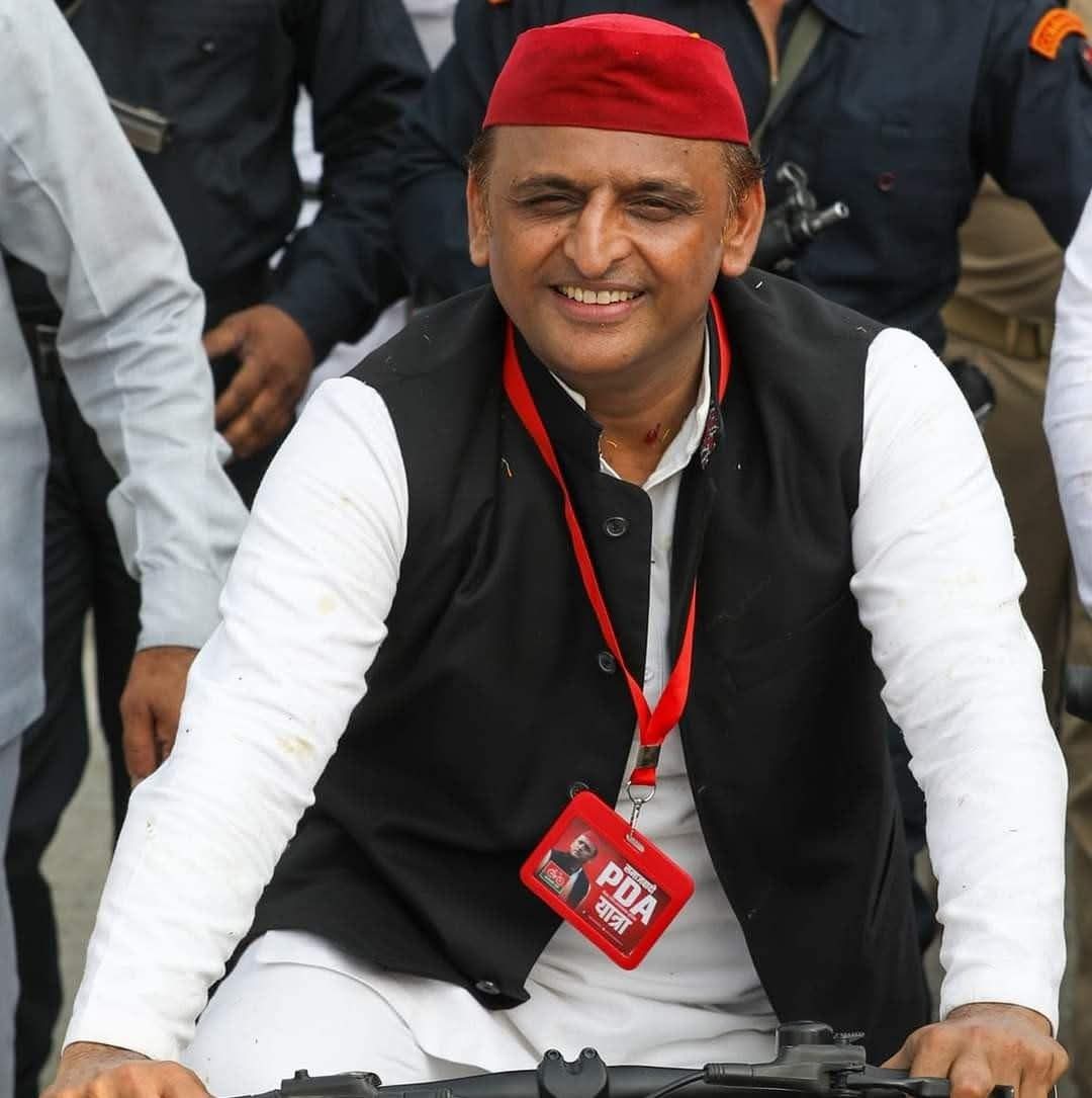 अगर सड़कें सूनी हो जाएगी,
तो संसद आवारा हो जाएगी।
                         ~डॉ राम मनोहर लोहिया,,,,, 
PDA की आवाज़ बुलंद
SIR का बस्ता करो बंद
<a href="/yadavakhilesh/">Akhilesh Yadav</a> <a href="/mediacellsp/">Samajwadi Party Media Cell</a>