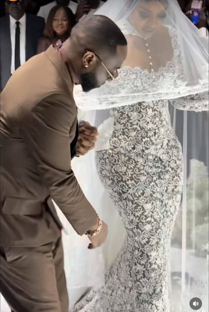 Viral9ja_com's tweet image. Davido and Chioma's wedding, tagged #Chivido2024 and #Chivido2025, unfolded across multiple ceremonies, blending rich Nigerian traditions with modern extravagance. Their traditional wedding took place on June 25, 2024, in Lagos, Nigeria, and was a star-studded affair attended by
