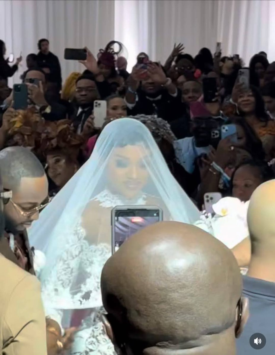 Viral9ja_com's tweet image. Davido and Chioma's wedding, tagged #Chivido2024 and #Chivido2025, unfolded across multiple ceremonies, blending rich Nigerian traditions with modern extravagance. Their traditional wedding took place on June 25, 2024, in Lagos, Nigeria, and was a star-studded affair attended by