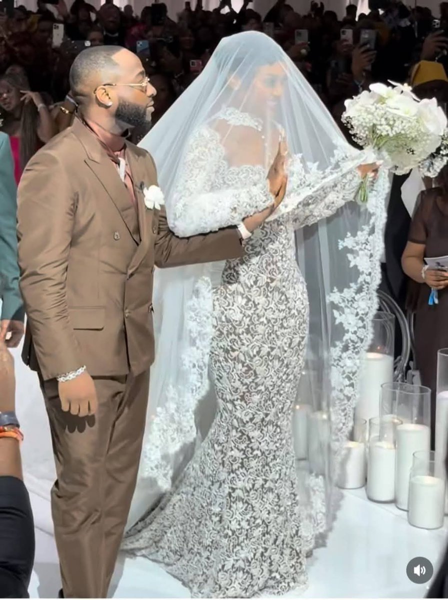 Viral9ja_com's tweet image. Davido and Chioma's wedding, tagged #Chivido2024 and #Chivido2025, unfolded across multiple ceremonies, blending rich Nigerian traditions with modern extravagance. Their traditional wedding took place on June 25, 2024, in Lagos, Nigeria, and was a star-studded affair attended by