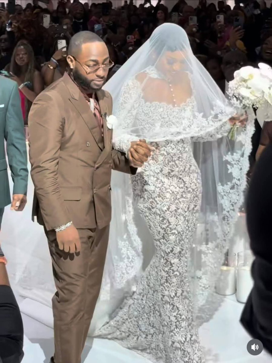 Viral9ja_com's tweet image. Davido and Chioma's wedding, tagged #Chivido2024 and #Chivido2025, unfolded across multiple ceremonies, blending rich Nigerian traditions with modern extravagance. Their traditional wedding took place on June 25, 2024, in Lagos, Nigeria, and was a star-studded affair attended by
