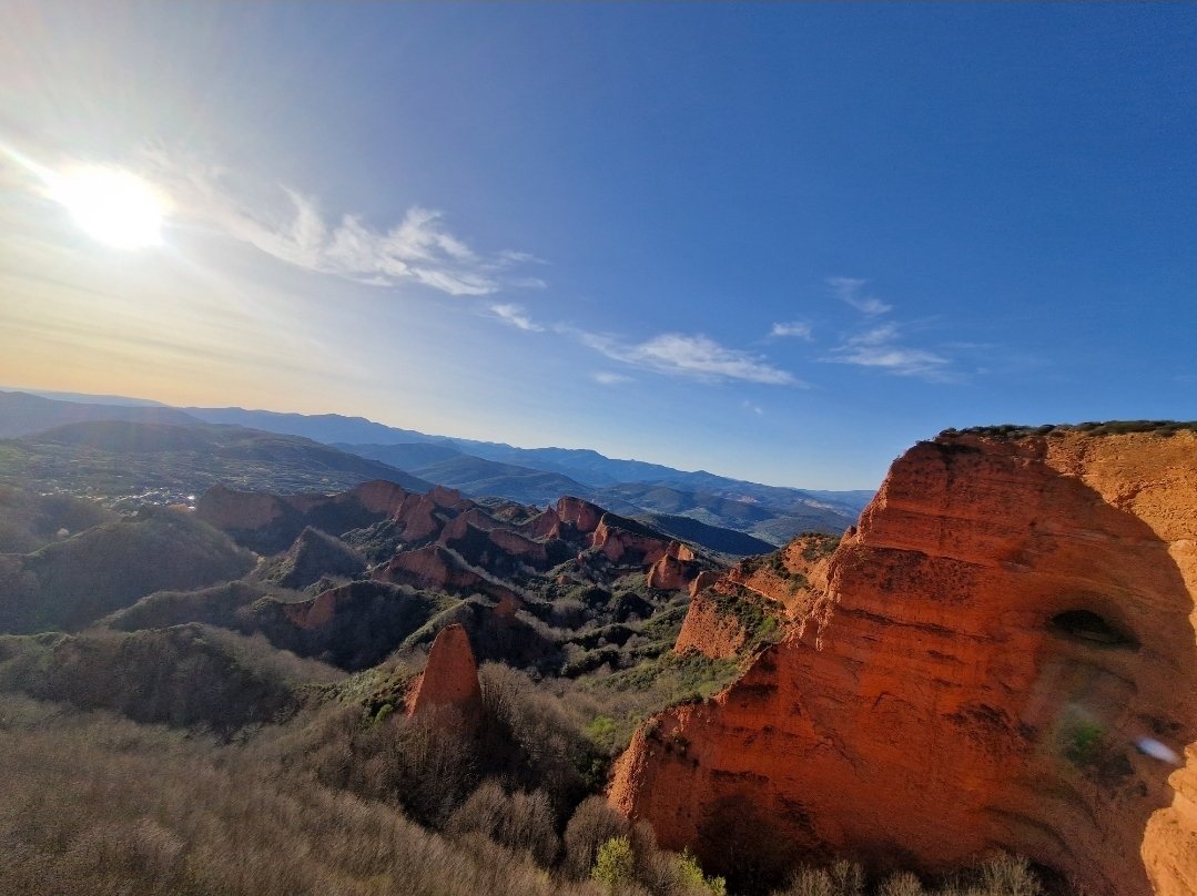 Robercc41's tweet photo. Hoy tengo el corazón en un puño. Ha ardido el paraje más espectacular de El Bierzo y posiblemente de León. Han ardido castaños con cientos de años. No hay palabras para mostrar el dolor. Abril de 2023. https://t.co/3c8Vmde4EF