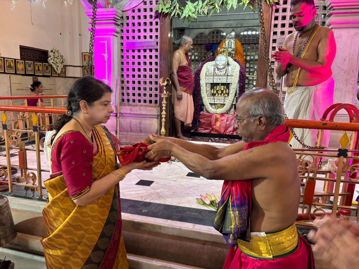 Anitha_JDS's tweet photo. ಶ್ರೀ ರಾಘವೇಂದ್ರಾಯ ನಮಃ 🙏

ಶ್ರೀ ಗುರು ರಾಘವೇಂದ್ರ ���್ವಾಮಿಗಳ ಪೂರ್ವಾರಾಧನೆ ನಿಮಿತ್ತವಾಗಿ ನವದೆಹಲಿಯ ಮೋತಿಬಾಗ್'ನಲ್ಲಿರುವ ಶ್ರೀ ರಾಘವೇಂದ್ರ ಸ್ವಾಮಿಗಳ ಮಠಕ್ಕೆ ತೆರಳಿ ಪೂಜೆ ಸಲ್ಲಿಸಲಾಯಿತು.
#ಶ್ರೀರಾಘವೇಂದ್ರಸ್ವಾಮಿಗಳು https://t.co/Ai58jl4o2A