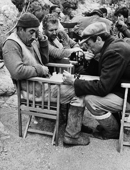 GMJuditPolgar's tweet photo. Who are these former Hollywood stars playing chess in this pic❓ Can you recognise at least one of them?🙂 (Small help: the pic was taken on the set of The Guns of Navarone). 
#ChessConnectsUs #HollywoodChess https://t.co/5FfEwRIknY