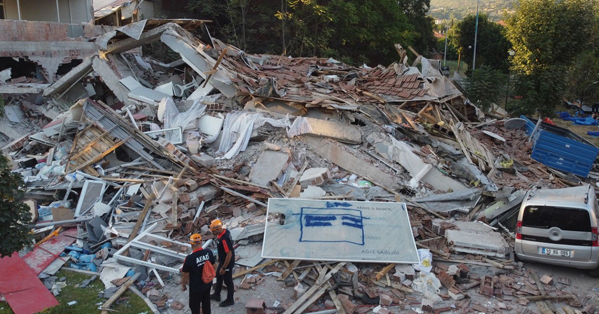 Balıkesir’de Yıkılan Binayla İlgili Ağır İddia Ortaya Çıktı: Balıkesir’in Sındırgı ilçesinde 6,1 büyüklüğündeki depremde yıkılan binanın kolonlarının kesildiği iddia edildi. urfahaber.com/balikesirde-yi… #Balıkesir #deprem #yıkım #inşaat #Sındırgı