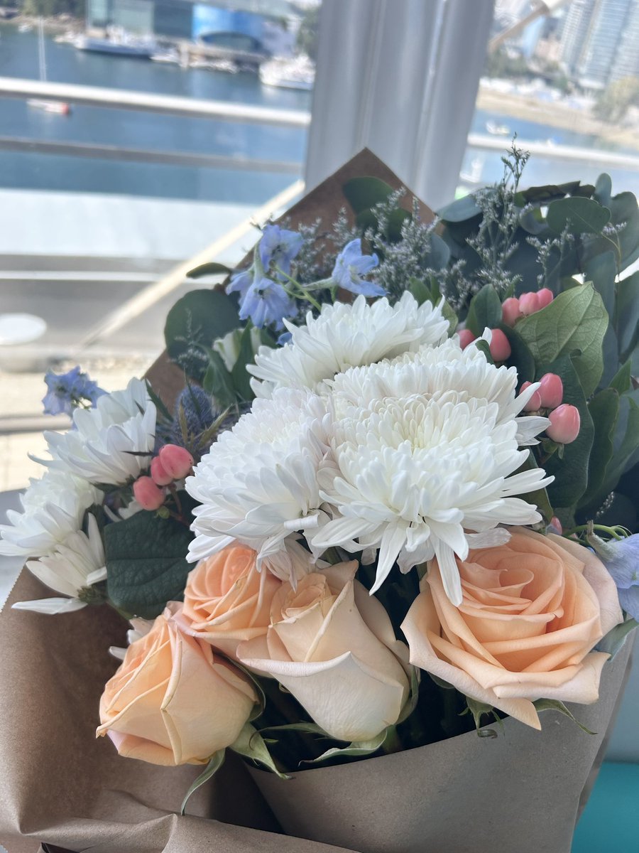 MayumiIzumi1's tweet photo. I was honoured to be asked to do my 3rd #weddingsetup @CalliaFlowers at Science World’s rooftop terrace. Thanks to my 👯‍♀️ we got the 2 arch arrangements &amp; 96 vases of bouquets 💐 in less than 3 hrs (my window)! #weddingarch #weddingbouquets #calliaflowers https://t.co/OpBHk2qQvW