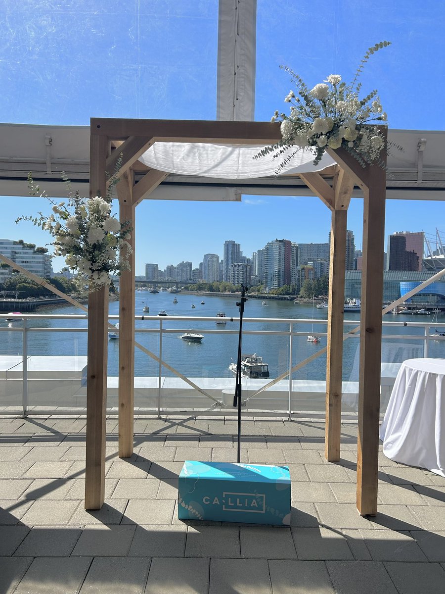 MayumiIzumi1's tweet photo. I was honoured to be asked to do my 3rd #weddingsetup @CalliaFlowers at Science World’s rooftop terrace. Thanks to my 👯‍♀️ we got the 2 arch arrangements &amp; 96 vases of bouquets 💐 in less than 3 hrs (my window)! #weddingarch #weddingbouquets #calliaflowers https://t.co/OpBHk2qQvW
