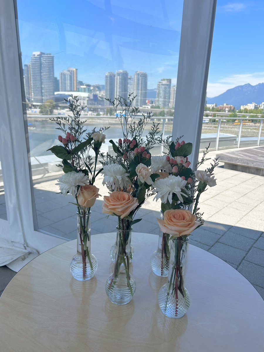 MayumiIzumi1's tweet photo. I was honoured to be asked to do my 3rd #weddingsetup @CalliaFlowers at Science World’s rooftop terrace. Thanks to my 👯‍♀️ we got the 2 arch arrangements &amp; 96 vases of bouquets 💐 in less than 3 hrs (my window)! #weddingarch #weddingbouquets #calliaflowers https://t.co/OpBHk2qQvW