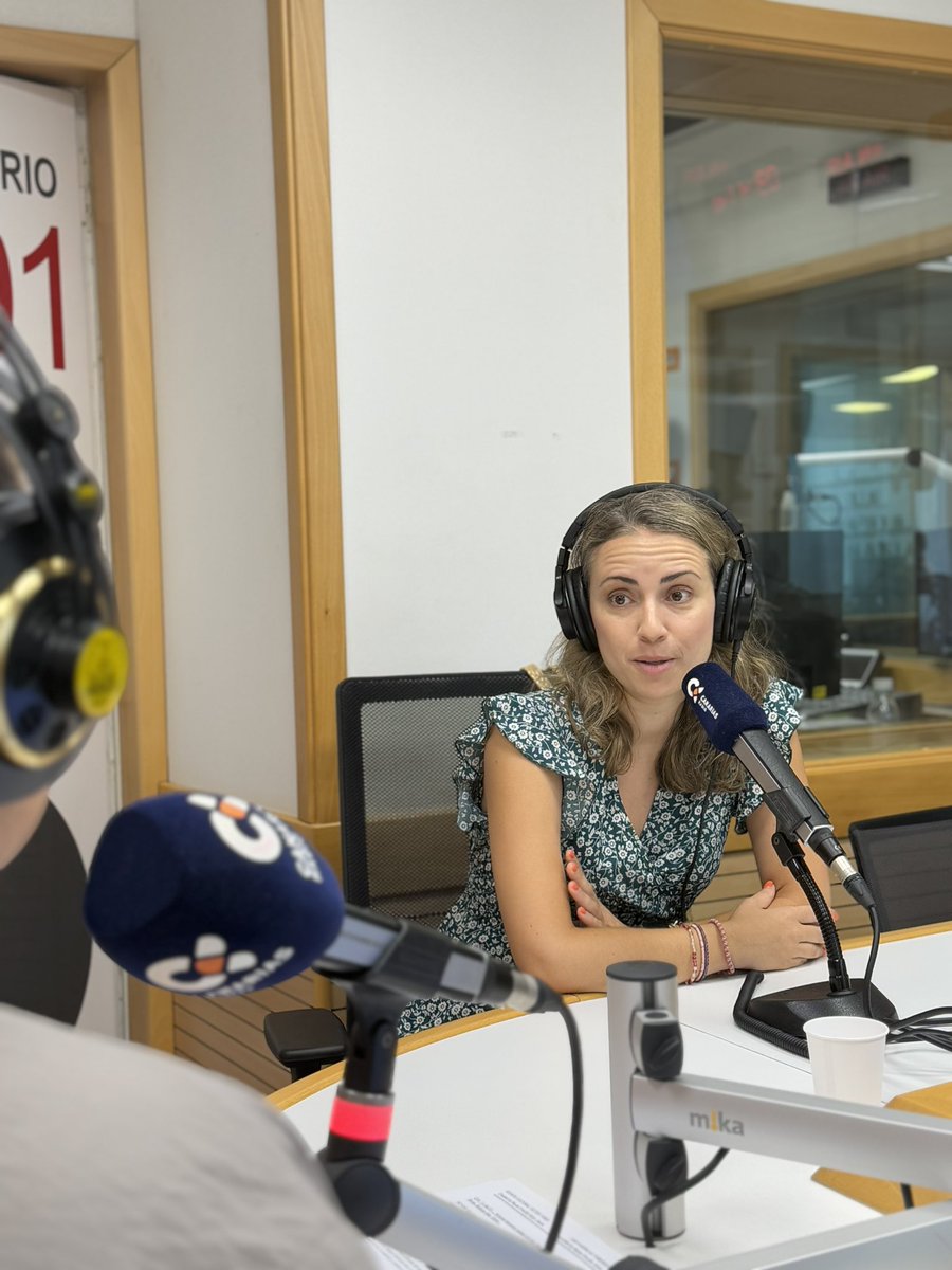 laradiocanaria's tweet photo. 🟠 Entrevista a @SamiraMarrero, farmacéutica experta en dermo. 

Hablamos de los cuidados de la piel durante el verano. 

📻 @Dlanochealdia 
📡 https://t.co/Rkqwj1b5KO https://t.co/34cZW8tors
