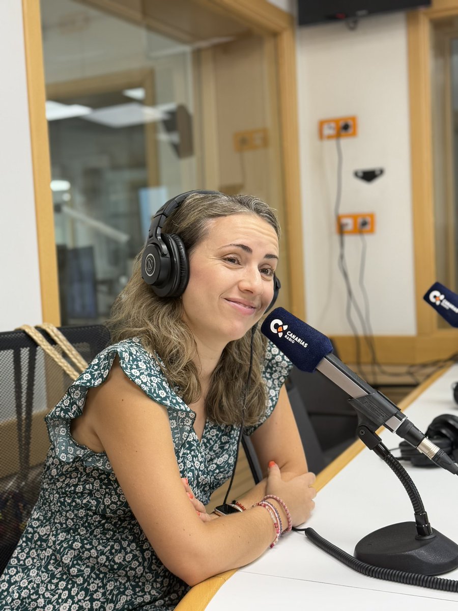 laradiocanaria's tweet photo. 🟠 Entrevista a @SamiraMarrero, farmacéutica experta en dermo. 

Hablamos de los cuidados de la piel durante el verano. 

📻 @Dlanochealdia 
📡 https://t.co/Rkqwj1b5KO https://t.co/34cZW8tors