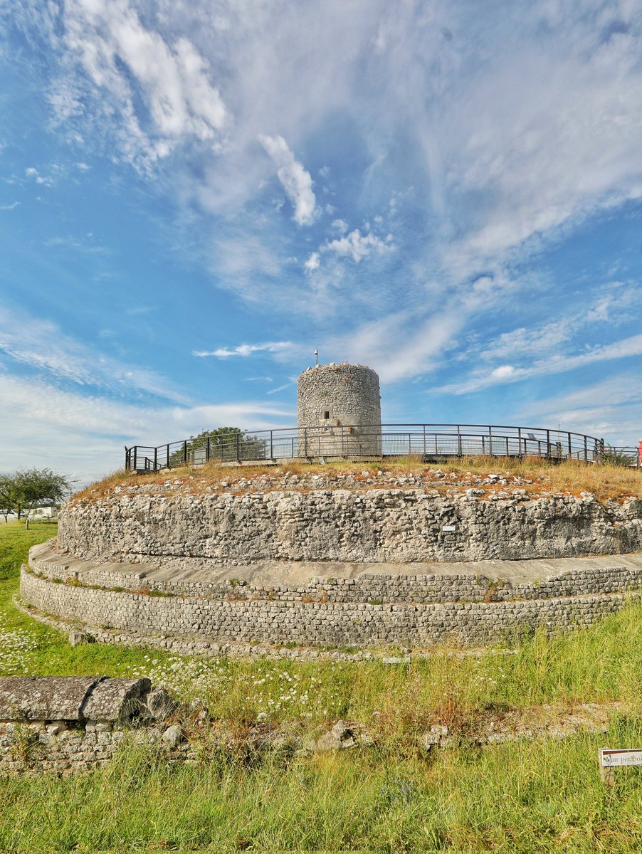 🔴 𝗔𝗨𝗝𝗢𝗨𝗥𝗗'𝗛𝗨𝗜 ⚠️ | Par Toutatis ! Le soleil nous tombe sur la tête ! En raison des fortes chaleurs, nous vous proposons de découvrir le site gallo-romain du Fâ autrement, mais de manière tout aussi passionnante ! 😄

🌐 Infos sur fa-barzan.com !