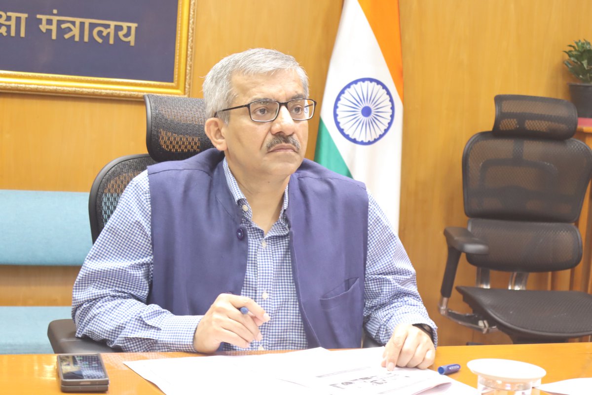 EduMinOfIndia's tweet image. Secretary, Department of Higher Education, Dr. Vineet Joshi chaired a meeting with the heads of Higher Educational Institutions (HEIs) to review preparations for two major national campaigns. During the meeting, the Secretary briefed the institutions on the various activities to…