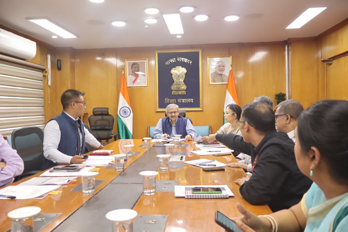 EduMinOfIndia's tweet image. Secretary, Department of Higher Education, Dr. Vineet Joshi chaired a meeting with the heads of Higher Educational Institutions (HEIs) to review preparations for two major national campaigns. During the meeting, the Secretary briefed the institutions on the various activities to…