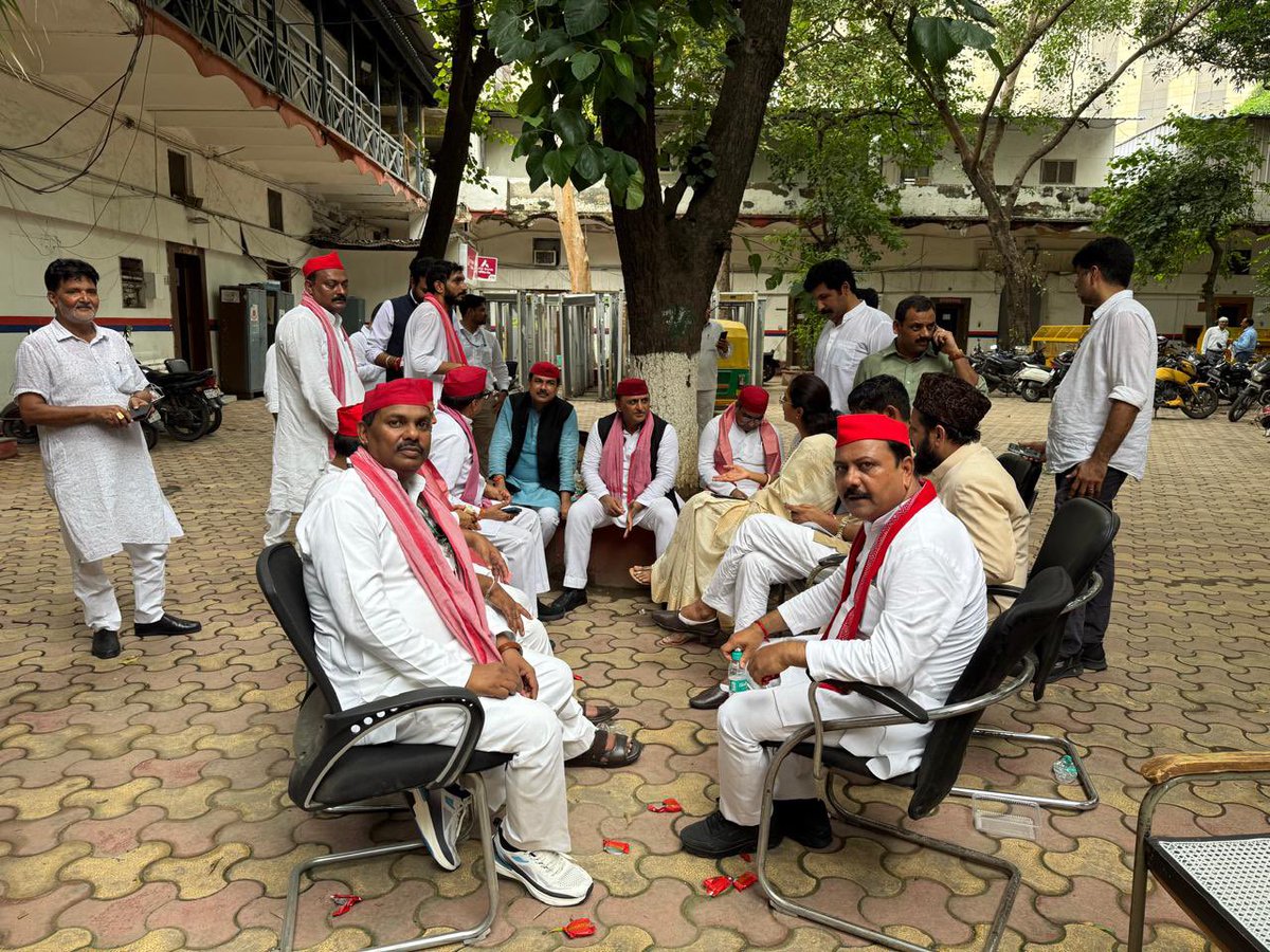 लक्ष्मीकांत ‘पप्पू निषाद’ सांसद (@pappunishadsp) on Twitter photo राष्ट्रीय अध्यक्ष जी के साथ सभी सांसदों को पुलिस ने डिटेन कर लिया है,लेकिन उन्हें लगता है कि इससे वोटों की डकैती पे पर्दा डाल देंगे तो उन्हें गलत लग रहा है!
जनमत लुटकर सत्ता पे काबिज निरंकुश शक्तियों के खिलाफ़ अभी तो यह आगाज है!
#votechoriexposed 
#akhilesh_yadav राष्ट्रीय अध्यक्ष जी के साथ सभी सांसदों को पुलिस ने डिटेन कर लिया है,लेकिन उन्हें लगता है कि इससे वोटों की डकैती पे पर्दा डाल देंगे तो उन्हें गलत लग रहा है!
जनमत लुटकर सत्ता पे काबिज निरंकुश शक्तियों के खिलाफ़ अभी तो यह आगाज है!
#votechoriexposed 
#akhilesh_yadav