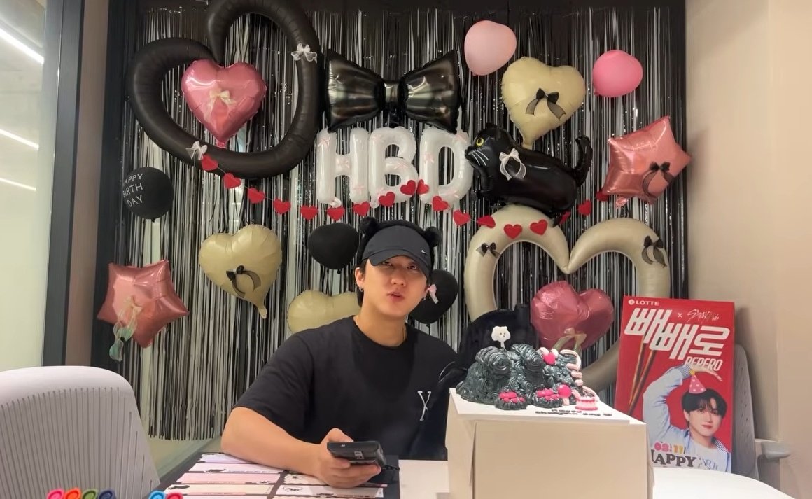 dylondra's tweet photo. Hilo de los mejores momentos del live de Changbin por su cumpleaños 🤍

A thread 🧵 https://t.co/OO5RZ4FDrK