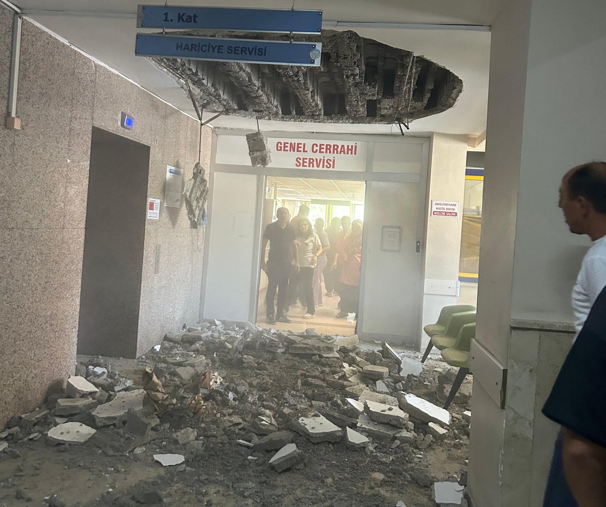 genelsaglikis20's tweet photo. 📌 Denizli Devlet Hastanesi
Çürük Raporu Olan Hastane'nin Depremden Bağımsız Olarak, Sonradan İnşa Edilen Asma Tavanı Çökmüştür. Olayda Can Kaybı ve Yaralanma Yoktur. Bir Kez Daha Sesleniyoruz. Bu Hastane Derhal Tahliye Olmalıdır. 
@genelsaglikis 
@saglikbakanligi
#deprem https://t.co/PDIVnBgxEP