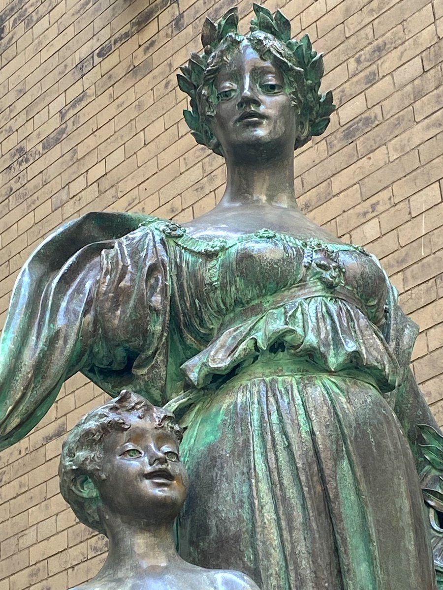 Why the Greek goddess of poetry stands tucked away behind a fence on an Upper East Side block ephemeralnewyork.wordpress.com/2025/08/11/why…